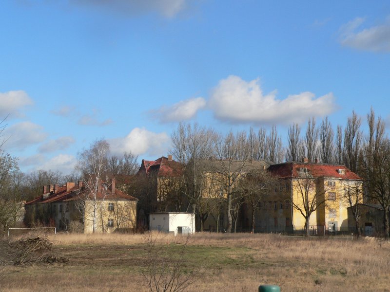 Kstrin-Altstadt war zuletzt militrisches Gelnde. Die Insel ist nun weitgehend unbewohnt, allerdings fliet hier auf der B1 und der Oderlandbahn der Verkehr zwischen Deutschland und Polen. 3.2.2007