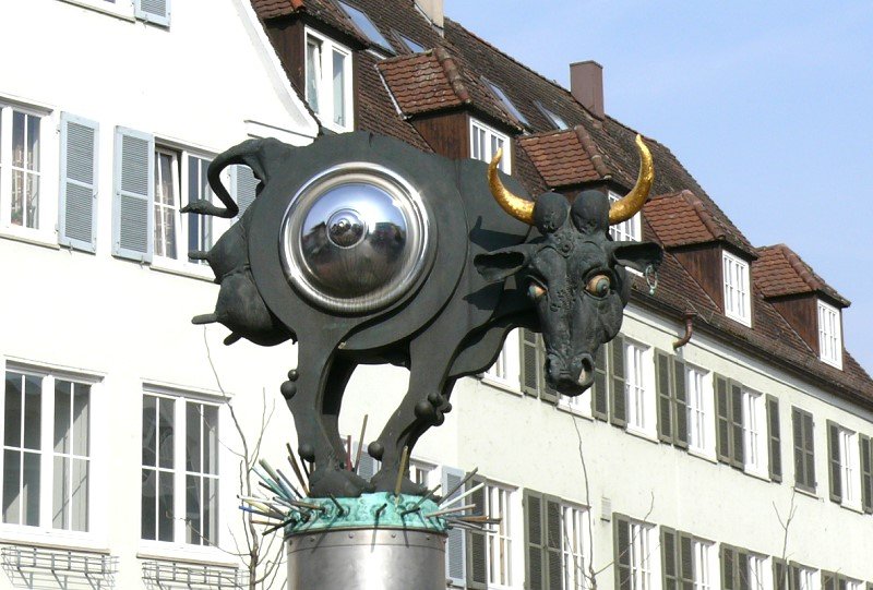 Ku(h)riosum - Brunnen (1987) von Bildhauer Jrgen Goertz auf dem Kronenplatz am 18.04.2008 in Bietigheim/Bissingen 