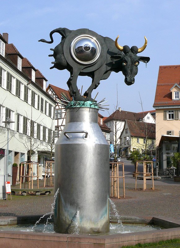 Ku(h)riosum - Brunnen (1987) von Bildhauer Jürgen Goertz auf dem Kronenplatz am 18.04.2008 in Bietigheim/Bissingen 