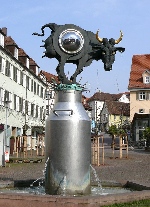 Ku(h)riosum - Brunnen (1987) von Bildhauer Jrgen Goertz auf dem Kronenplatz am 18.04.2008 in Bietigheim/Bissingen 