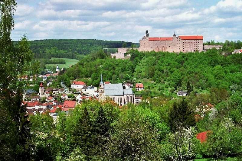 Kulmbach mit der Plassenburg (Mai 2003). Die Burg wurde, nachdem sie 1554 geschleift worden war, ab 1562 in der heutigen Form wieder aufgebaut. Zeitweise diente sie den Markgrafen von Brandenburg-Kulmbach als Residenz, bis diese ihren Sitz 1604 endgltig nach Bayreuth verlegten. 