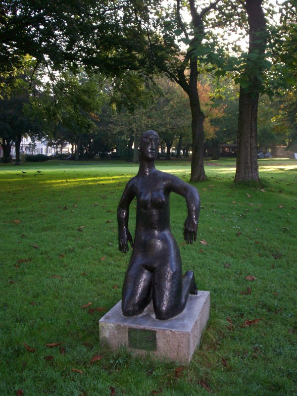 Kunstobjekt im Kantpark in Duisburg! .    . Der Kantpark eine ca. 100 ha groe Erholungsflche mit Spielplatz und ber 40 Auenskulpturen, die dem Brger, ein wenig von moderner Kunst vermitteln, whrend man sich im Park erholt. Im Kantpark befindet sich  das Wilhelm Lehmbruckmuseum. www.lehmbruckmuseum.de