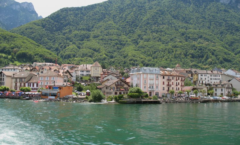 Kurz nach Abfahrt mit dem Schiff ein Blick auf St.Gingolph.
Mitten durch den Ort fliesst ein schmaler Bach der die Grenze zwischen der Schweiz und Frankreich bildet.