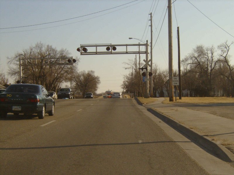 Kurz nach der Andover High School kreuzt die Andover Road eine alte, stillgelegte Bahnline. Obwohl diese schon lange abgebaut ist, sind die Blinkleuchten immer noch montiert... (Juni 2006)