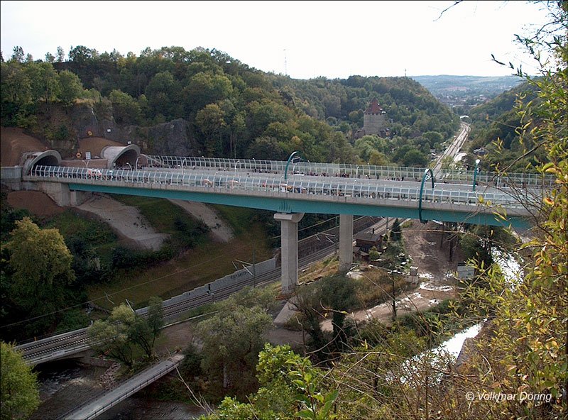 Kurz vor Erffnung dieses Teilabschnittes der A17 Dresden - Prag drfen sich Fugnger u. Skater auf der Autobahn tummeln.Im Bild die Brcke ber den Plauenschen Grund und die Tunnelportale - 12.09.2004
