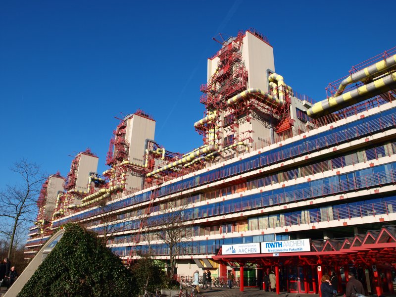 Lnge 257m, Breite 134m, Hhe 54m.Das Klinikum in Aachen, seit kurzem steht dieses Gebude unter Denkmalschutz als Zeugnis der Hightech Architektur in Deutschland.
