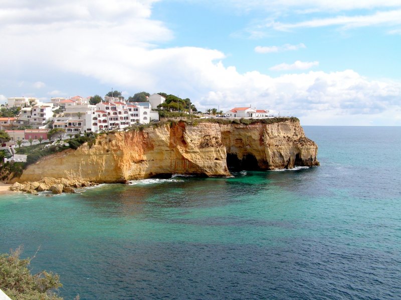 LAGOA e CARVOEIRO, Gemeindeteil Carvoeiro (Concelho de Lagoa), 07.02.2005, Blick ber die Bucht von Westen nach Osten