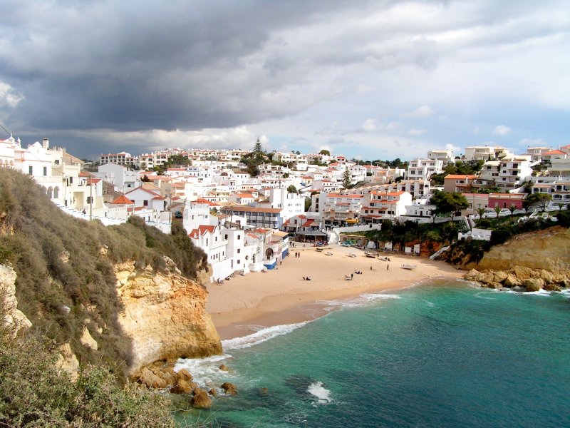 LAGOA e CARVOEIRO, Gemeindeteil Carvoeiro (Concelho de Lagoa), 07.02.2005, Blick ber die Bucht von Westen nach Osten