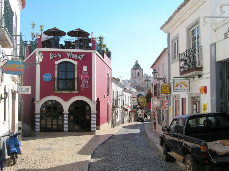 LAGOS (Concelho de Lagos), 31.01.2005, Rua 25 de Abril mit Blick auf das Caf Bon Vivant; rechts der Turm der Igreja de Santo Antnio