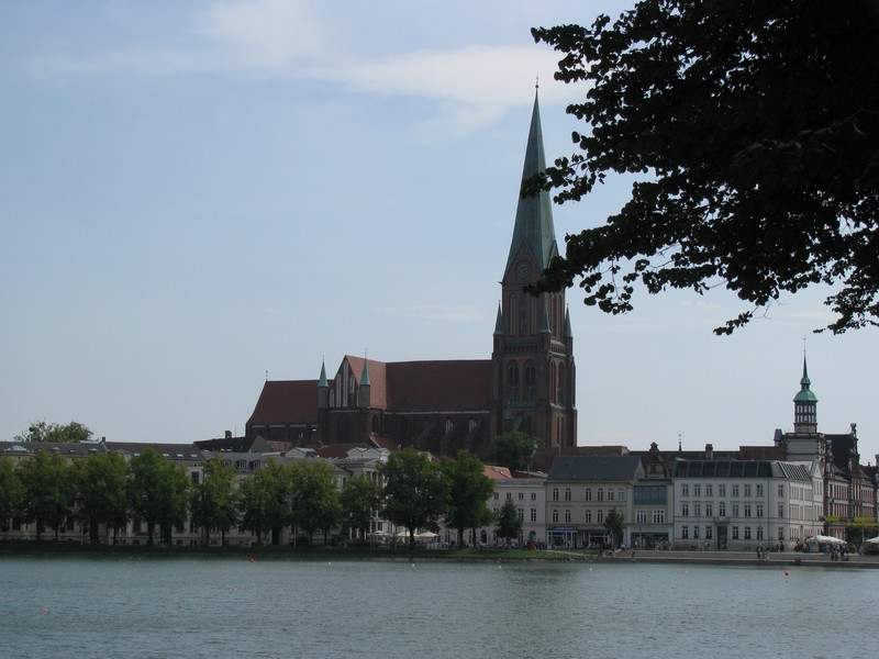 Landeshauptstadt Schwerin; Pfaffenteich mit Westufer und Dom 15.08.2009