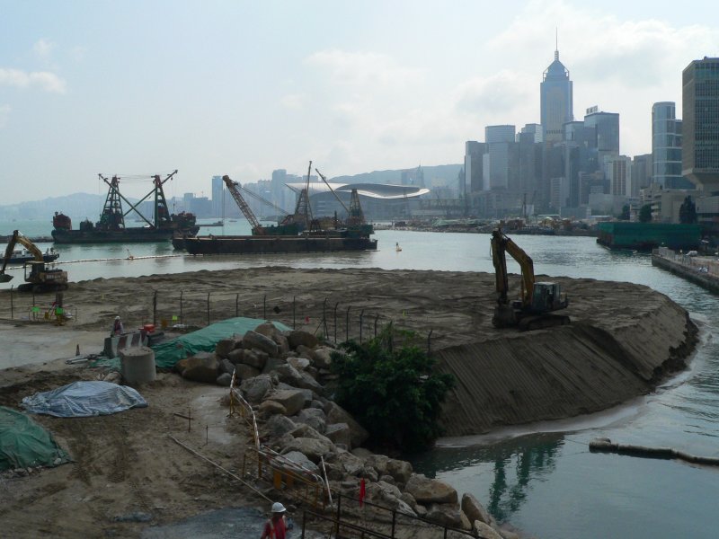 Landgewinnung in Hong Kong Island. Der Platz ist rar, die felsigen Berglandschaften sind schwer zu bebauen. Daher wird in Kstengebieten Land gewonnen. 09/2007