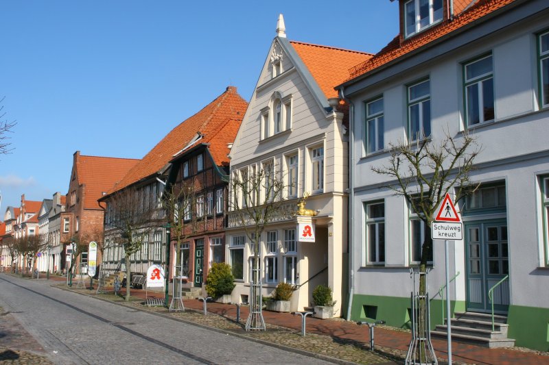 Lange Strasse in Hagenow hier mit der Hirsch Apotheke und dem Museeum. 04.03.2007