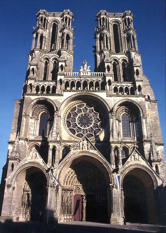 Laon, Kathedrale Notre Dame, Westfassade mit 55 m hohen Türmen. Bau ab 1155, schönes Beispiel der Frühgotik. Scan ab Dia, Okt. 1995