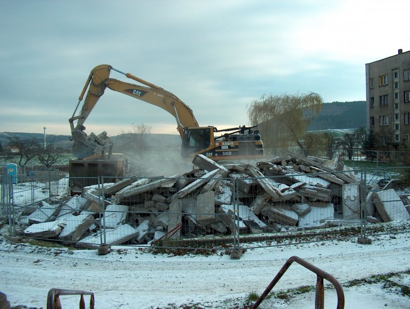 Laucha an der Unstrut - Abriss Wohnblock Am Stadtfeld - Das ist der Rest von 24 Wohnungen - Foto vom 29.11.2005