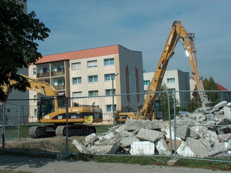 Laucha an der Unstrut - Abriss des 2. Wohnblocks Am Stadtfeld 43-45-47 - Foto vom 26.10.2005