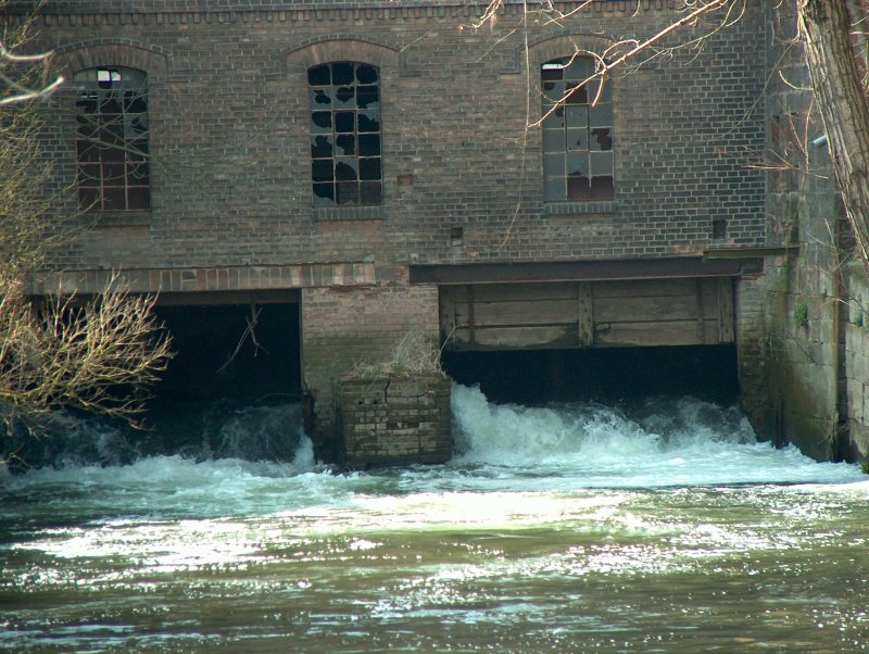 Laucha an der Unstrut - Alte Mhle - Auslauf vom Turbinenhaus zum Mhlgraben - Aufnahme vom 30.03.2004