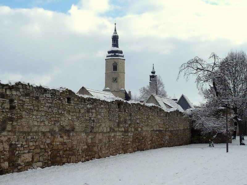 Laucha an der Unstrut - die alte Stadtmauer an der Oberpromenade -hinten Kirche und Rathaus - Foto vom 12.02.2009 
