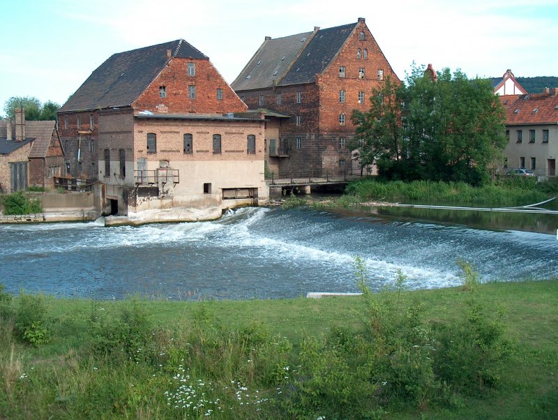 Laucha an der Unstrut, Am Wehr mit alter Mhle und Turbinenhaus (leider beides auer Betrieb)