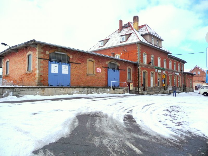 Laucha an der Unstrut - Bahnhofsgebude und Bahnhofsvorplatz - Foto vom 12.02.2009
