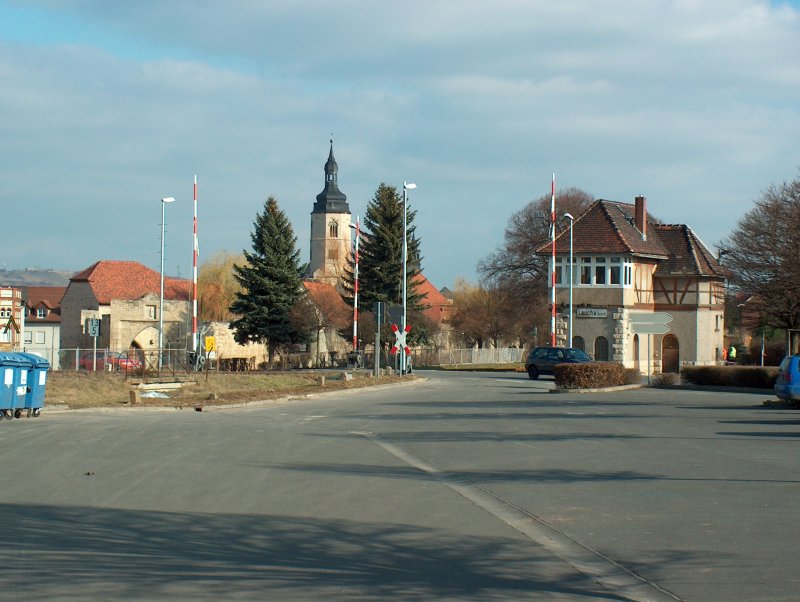 Laucha an der Unstrut, der Bahnbergang an der Golzener Strae vom Parkplatz aus fotografiert