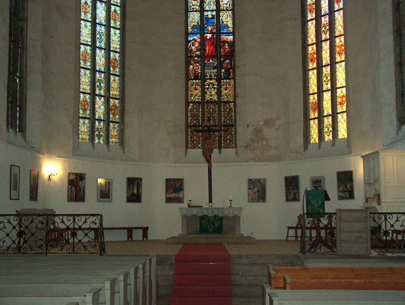 Laucha an der Unstrut - Blick auf den Altar und die wunderschnen Fenster der Kirche St. Marien - Aufnahme vom 15.08.2004