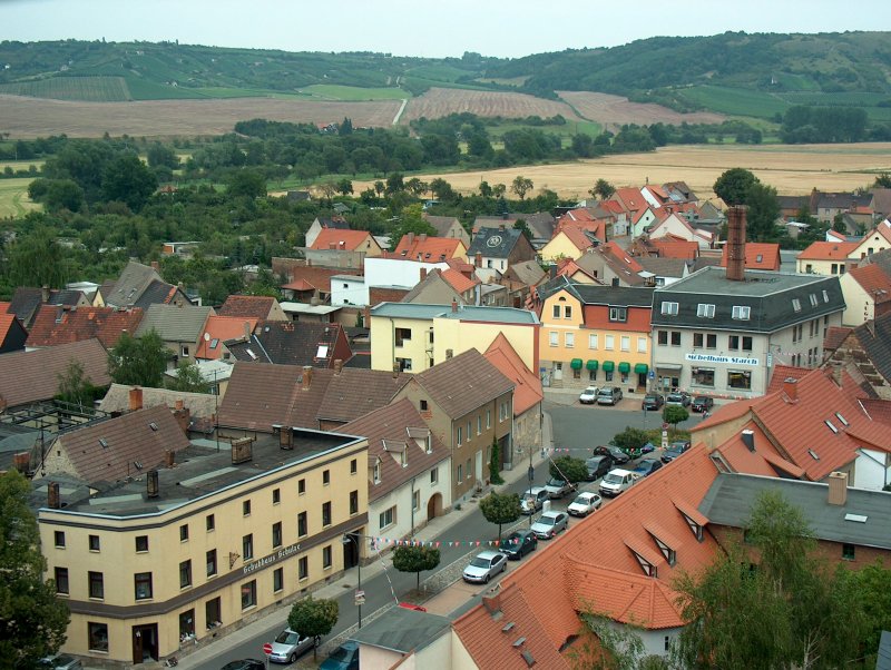 Laucha an der Unstrut - Blick vom Kirchturm Richtung Unterstadt - vorn Schuhhaus Schulze - hinten rechts Mbelhaus Starch - 11.08.2004