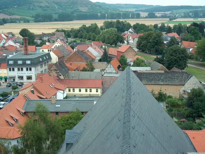 Laucha an der Unstrut - Blick vom Kirchturm ber das Dach der Marienkirche Richtung Unterpromenade und Glockenmuseum - 11.08.2004