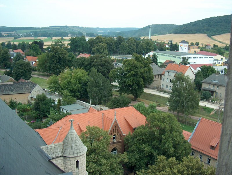 Laucha an der Unstrut - Blick vom Kirchturm ber die alte Schule Richtung Unterpromenade und Friedhof - 11.08.2004