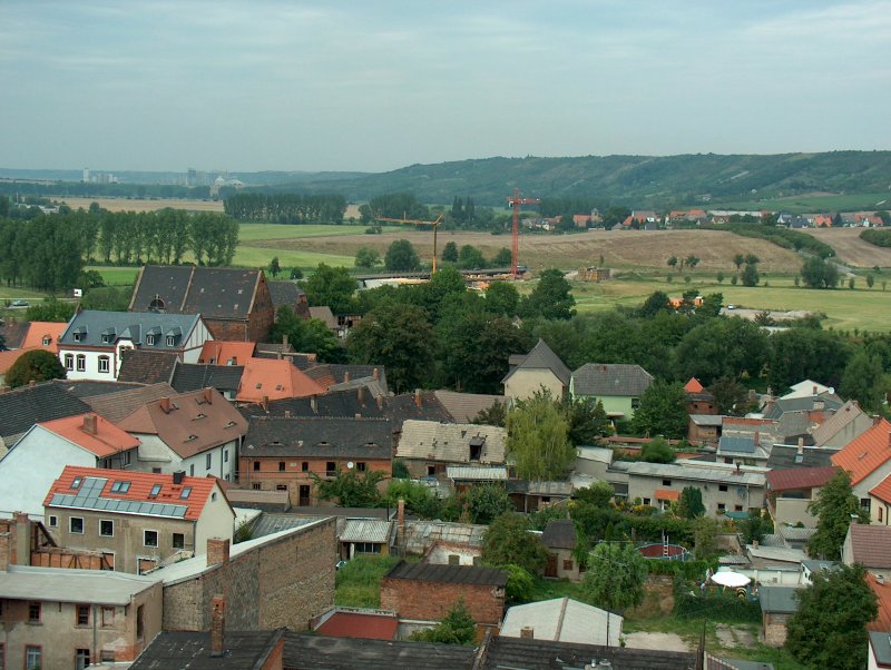 Laucha an der Unstrut - Blick vom Kirchturm Mhle und auf die Krne vom Bau der neuen Flutbrcke - 11.08.2004