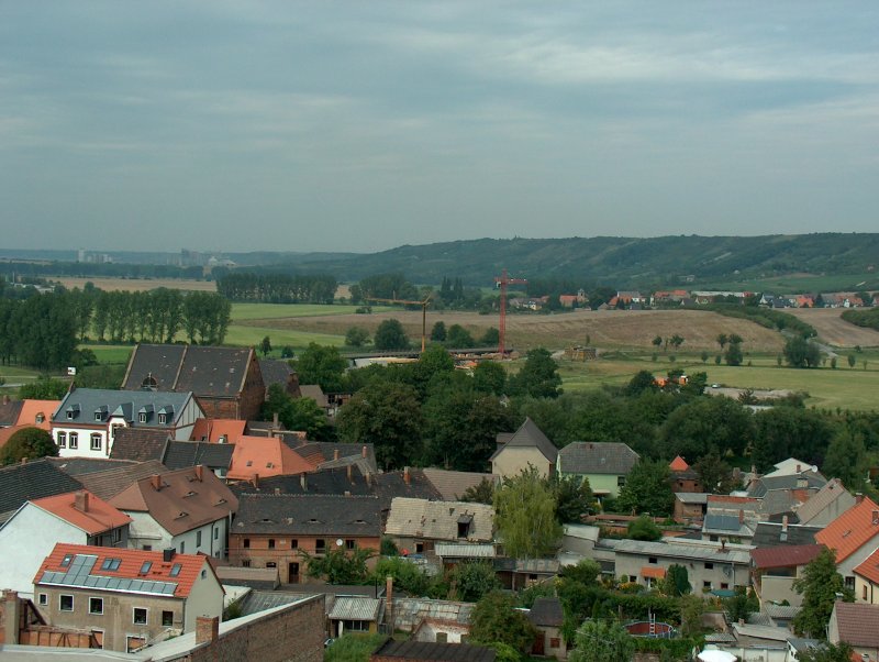 Laucha an der Unstrut - Blick vom Kirchturm Richtung Dorndorf - die Krne vom Bau der neuen Brcke - 11.08.2004