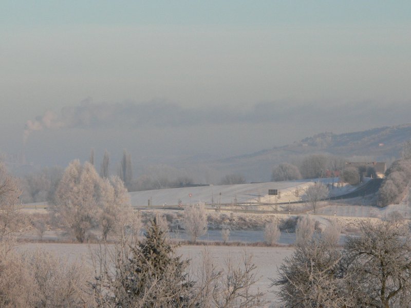 Laucha an der Unstrut - Blick ber die Unstrutwiesen zur neuen Strae nach Dorndorf bei -14C - Aufnahme vom 9.01.2009