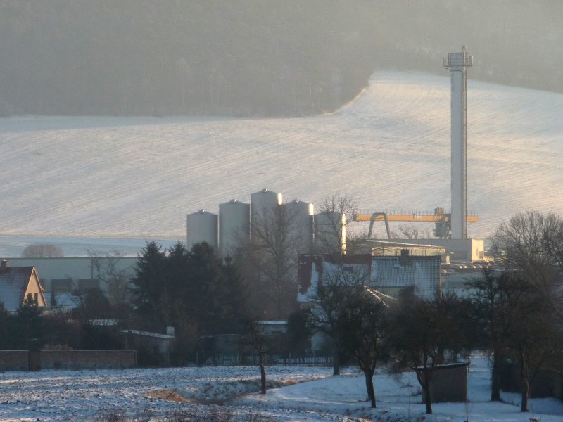 Laucha an der Unstrut - Blick ber den Weg zur Grotte auf die Anlagen der Glockengold-Fruchtsaft GmbH - Foto vom 10.01.2009