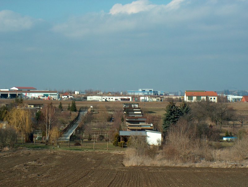 Laucha an der Unstrut - Blick vom Gymnasium zum Gewerbegebiet Am Ziegelohring ber die Gartenanlage  Zur Sonne  - 04.03.2004