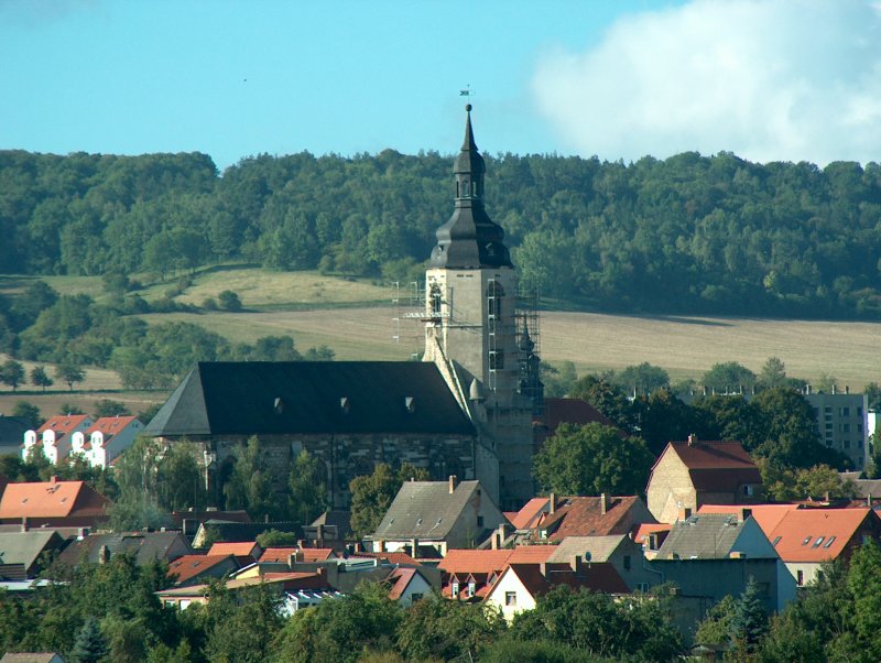 Laucha an der Unstrut - Blick von der Weischtzer Strae auf die Kirche - Foto vom 08.09.2006