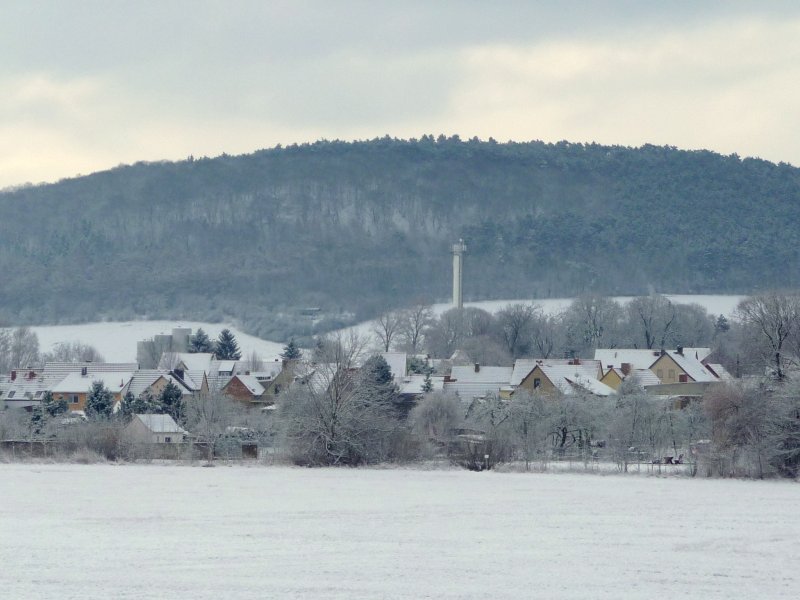 Laucha an der Unstrut - Blick ber die verscheiten Wiesen am alten Sportplatz auf die Huser der Unterstadt - hinten der Schornstein von  Glockengold  - Foto vom 12.02.2009 
