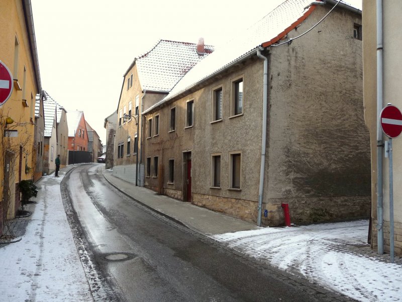 Laucha an der Unstrut - Blick vom Wehr in die Hallesche Strae - Foto vom 12.02.2009 
