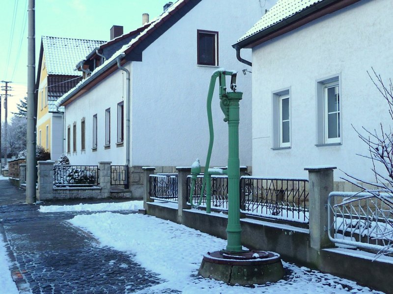 Laucha an der Unstrut - Blick in die Gustav-Blthgen-Strae - eine der letzten alten Lauchaer Schwengelpumpen - Foto vom 12.02.2009 
