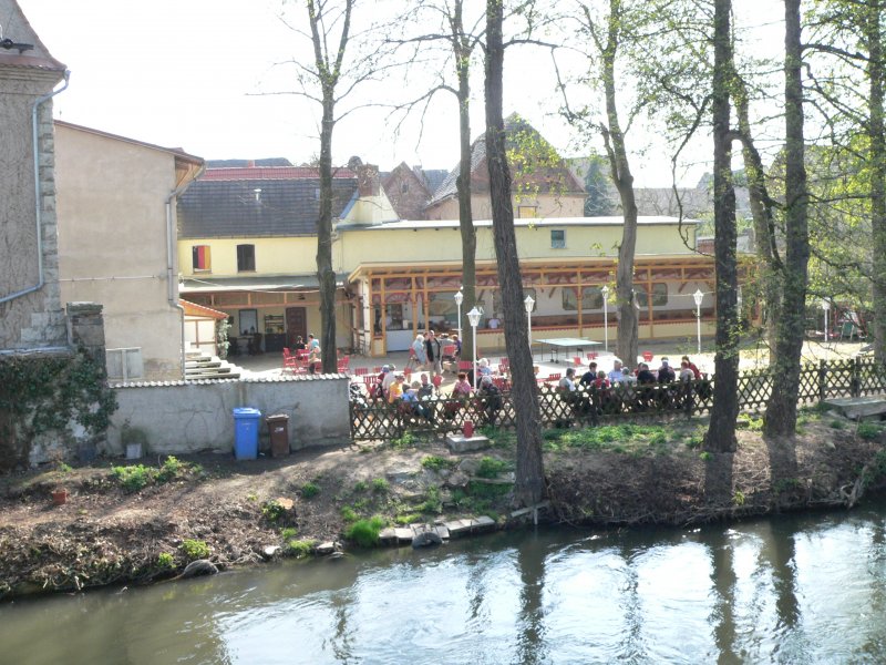 Laucha an der Unstrut - Blick von der Unstrutbrcke in den Biergarten der  Schifferklause  - 12.04.2009 
