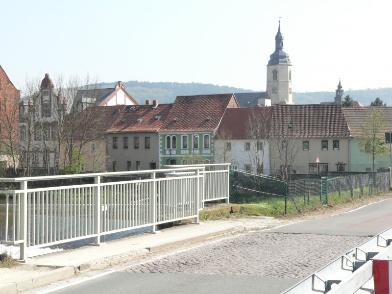 Laucha an der Unstrut - Blick von der Schleuse auf die Huser am Wehr - 12.04.2009 
