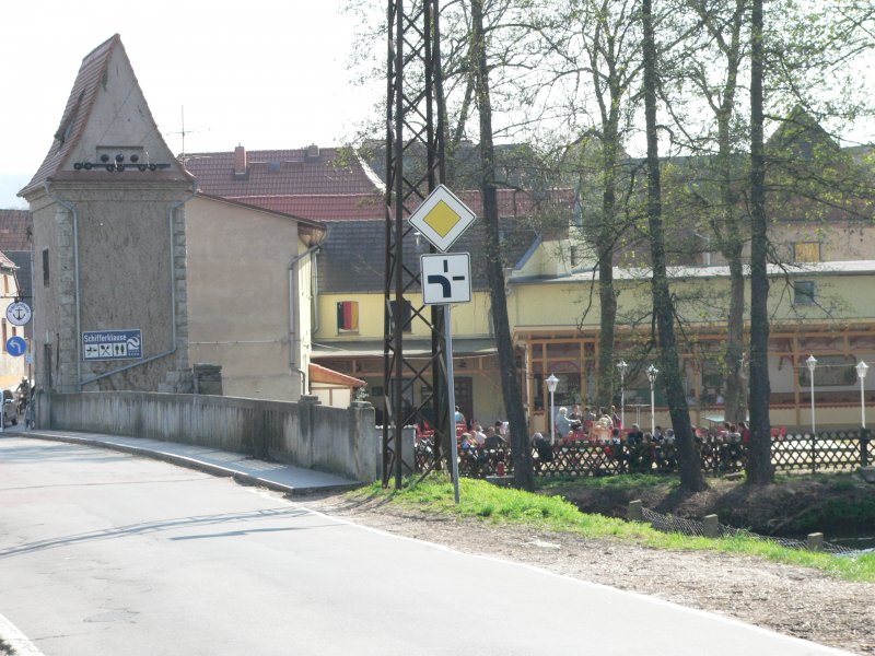 Laucha an der Unstrut - Blick von der Schleuse Richtung  Schifferklause  mit Biergarten - 12.04.2009 
