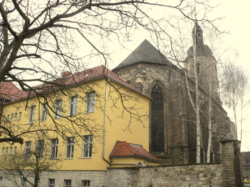 Laucha an der Unstrut - Blick vom Pfarrgarten auf Kindereinrichtung und Kirche - Foto vom 22.03.2009 
