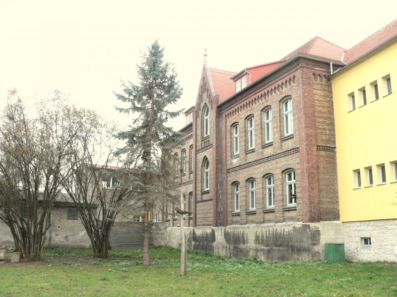 Laucha an der Unstrut - Blick vom Pfarrgarten auf die alte Schule - jetzt Kindereinrichtung - Foto vom 22.03.2009 