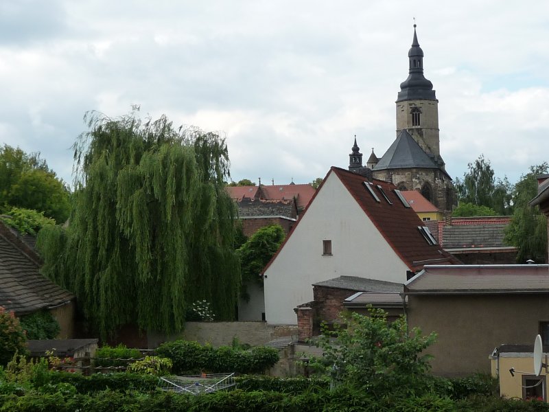 Laucha an der Unstrut - Blick ber die Hfe der Unteren Hauptstrae zur Kirche - Foto vom 12.06.2009 
