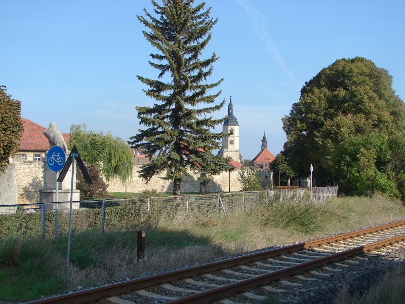 Laucha an der Unstrut - Blick vom Bahnbergang Golzener Strae zur Stadtmauer an der Oberpromenade und zur Kirche - Foto vom 27.09.2009
