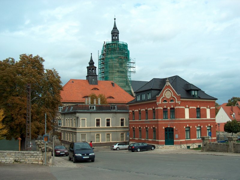 Laucha an der Unstrut, Blick vom Bahnhof auf Rathaus und Kirche, whrend der Restaurierung des Kirchtums 2006