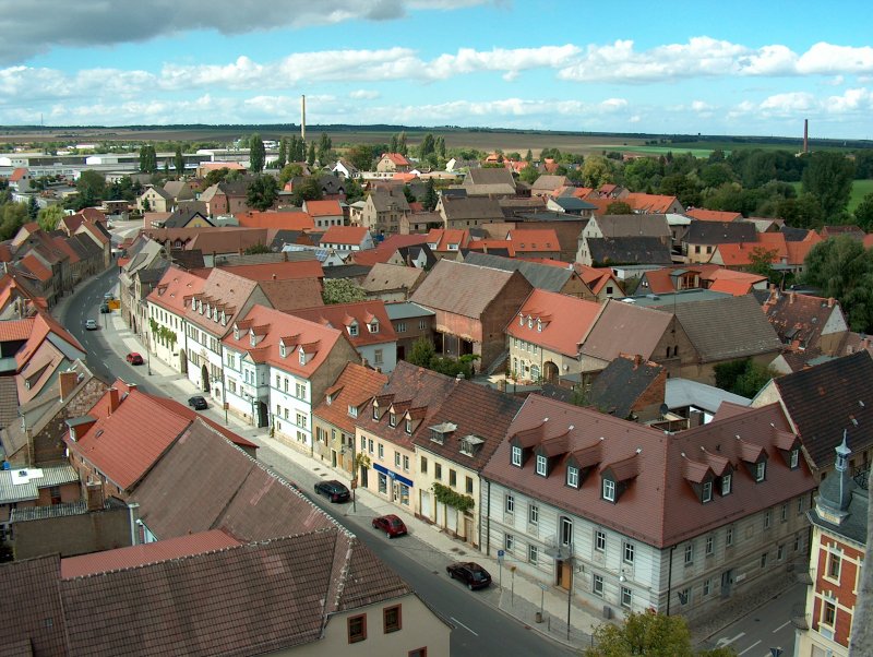 Laucha an der Unstrut, Blick vom Kirchturm in westliche Richtung ber die Oberstadt - vorn die Obere Hauptstrae, am 12.09.2004 zum Tag des offenen Denkmals 