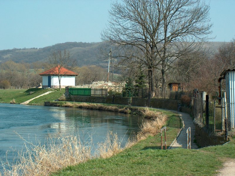 Laucha an der Unstrut, Blick zum Pegelhuschen an der  Grotte  