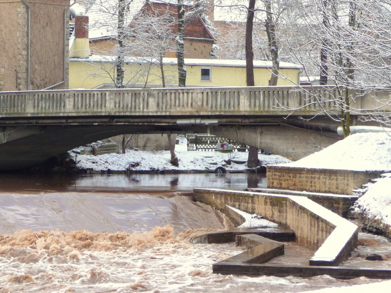 Laucha an der Unstrut - die Brcke am Wehr - rechts die Fischtreppe in braunen Fluten - Foto vom 12.02.2009
