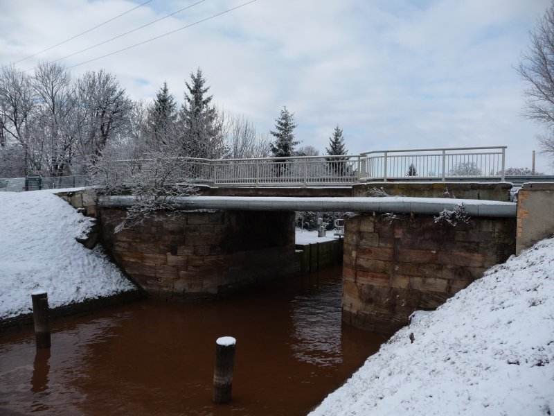 Laucha an der Unstrut - die Brcke an der Schleuse - sie soll demnchst erneuert werden - Foto vom 12.02.2009
