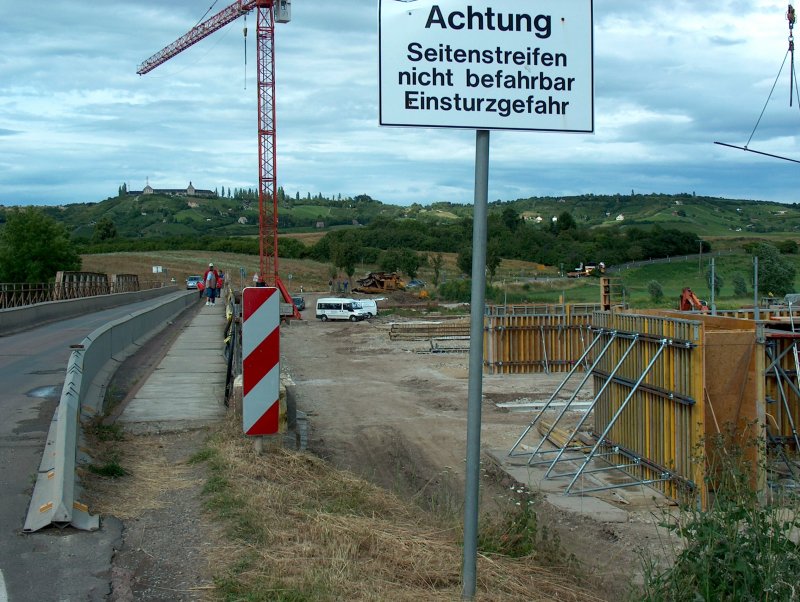 Laucha an der Unstrut - Brckenbau - links die alte Flutbrcke, rechts eingeschalt die Pfeiler fr die neue Brcke - 02.07.2004